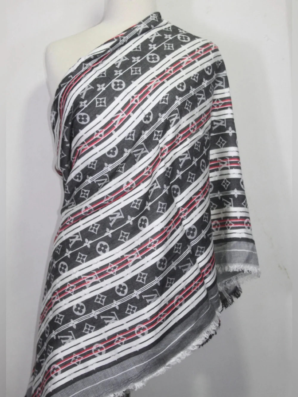 Authentic Louis Vuitton Shawl Stole 50% Silk 20% Wool Wrap Used
